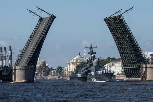 O escaler de mísseis Chuvashiya durante o ensaio da parada do Dia da Marinha que terá lugar em São Petersburgo em 30 de julho - Sputnik Brasil
