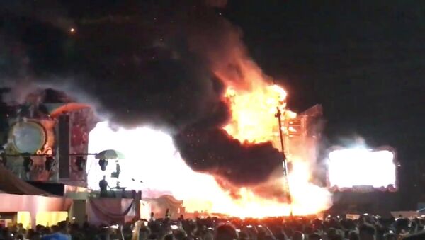 Incêndio toma conta do palco principal do festival Tomorrowland em Barcelona, na Espanha - Sputnik Brasil