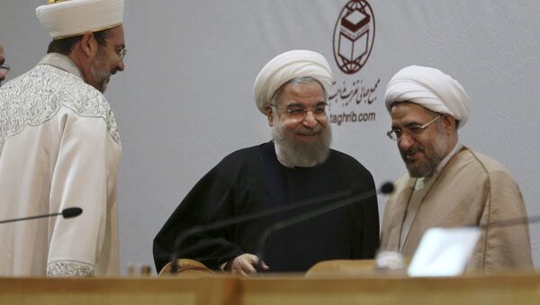 Mohsen Araki (à direita) ao lado do presidente iraniano Hassan Rouhani (ao centro) durante uma conferência islâmica em Teerã, no Irã - Sputnik Brasil
