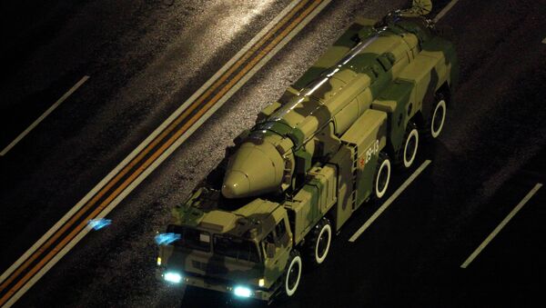A Chinese military vehicle carries a DF21 medium range ballistic missile. - Sputnik Brasil