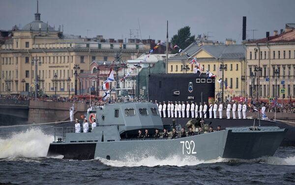 Navios da Marinha da Rússia durante o desfile comemorativo do Dia da Marinha em São Petersburgo, 30 de julho de 2017 - Sputnik Brasil