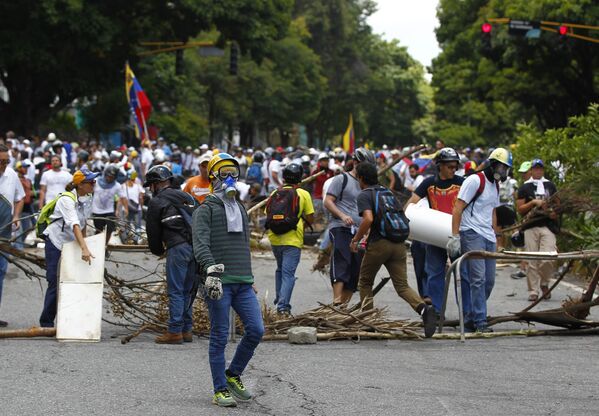 Manifestantes fazem barricada em Caracas. - Sputnik Brasil