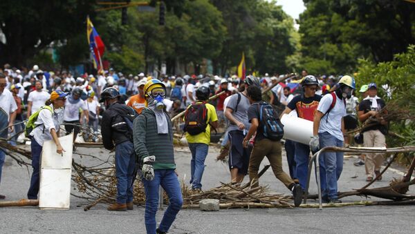 Manifestantes fazem barricada em Caracas - Sputnik Brasil