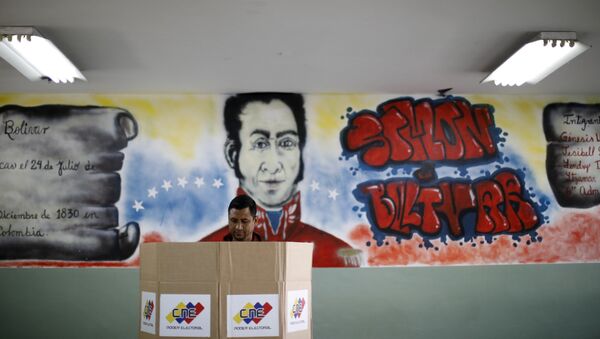 Homem votando em Caracas, capital da Venezuela. - Sputnik Brasil