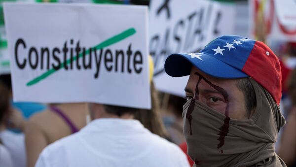 Um manifestante com uma ferida falsa participa de um protesto de venezuelanos em Espanha contra as eleições da Assembléia Constituinte da Venezuela, em Madri - Sputnik Brasil