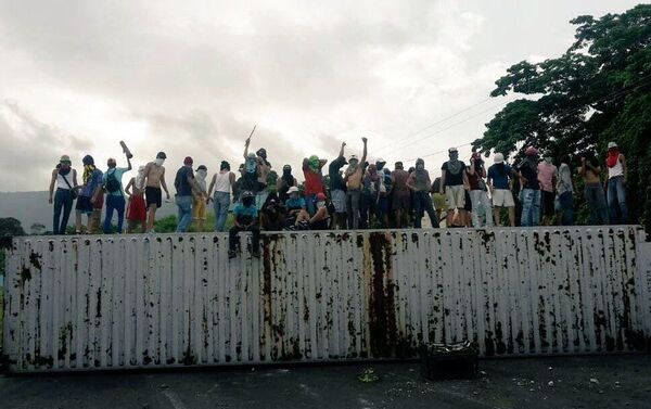 Estradas bloqueadas em San Cristóbal, capital do estado de Táchira na fronteira com a Colômbia - Sputnik Brasil