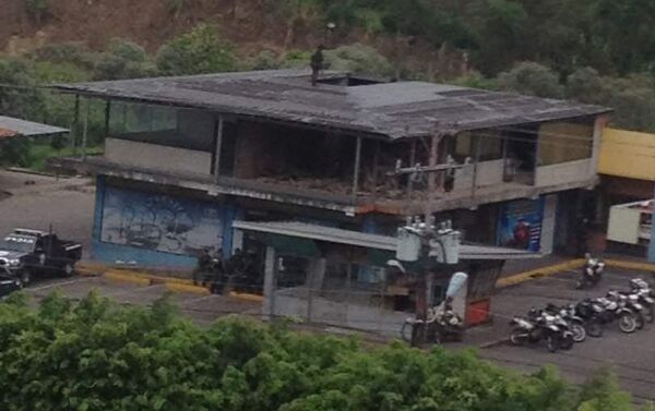 Atirador sniper posicionado no teto de uma casa em San Cristóbal, capital do estado de Táchira na fronteira com a Colômbia - Sputnik Brasil