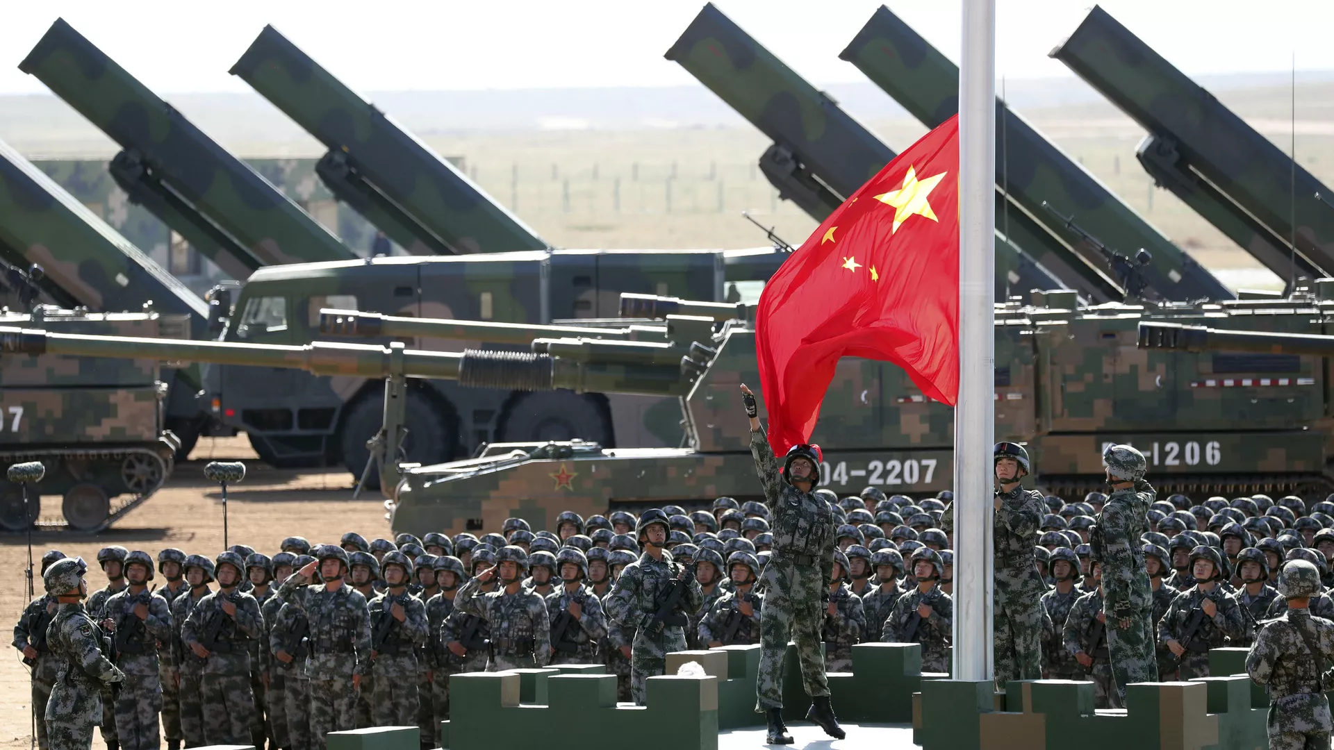 Nesta foto divulgada pela agência de notícias Xinhua da China, as tropas do Exército de Libertação Popular chinesa (ELP) realizam uma cerimônia de levantamento de bandeira para um desfile militar para comemorar o 90º aniversário da fundação do ELP na 1º Base de treinamento de Zhurihe na região autônoma da Mongólia Interior do Norte da China, 30 de julho de 2017 Nesta foto divulgada pela agência de notícias Xinhua da China, as tropas do Exército de Libertação Popular chinesa (ELP) realizam uma cerimônia de levantamento de bandeira para um desfile militar para comemorar o 90º aniversário da fundação do ELP na 1º Base de treinamento de Zhurihe na região autônoma da Mongólia Interior do Norte da China, 30 de julho de 2017 - Sputnik Brasil, 1920, 02.09.2023