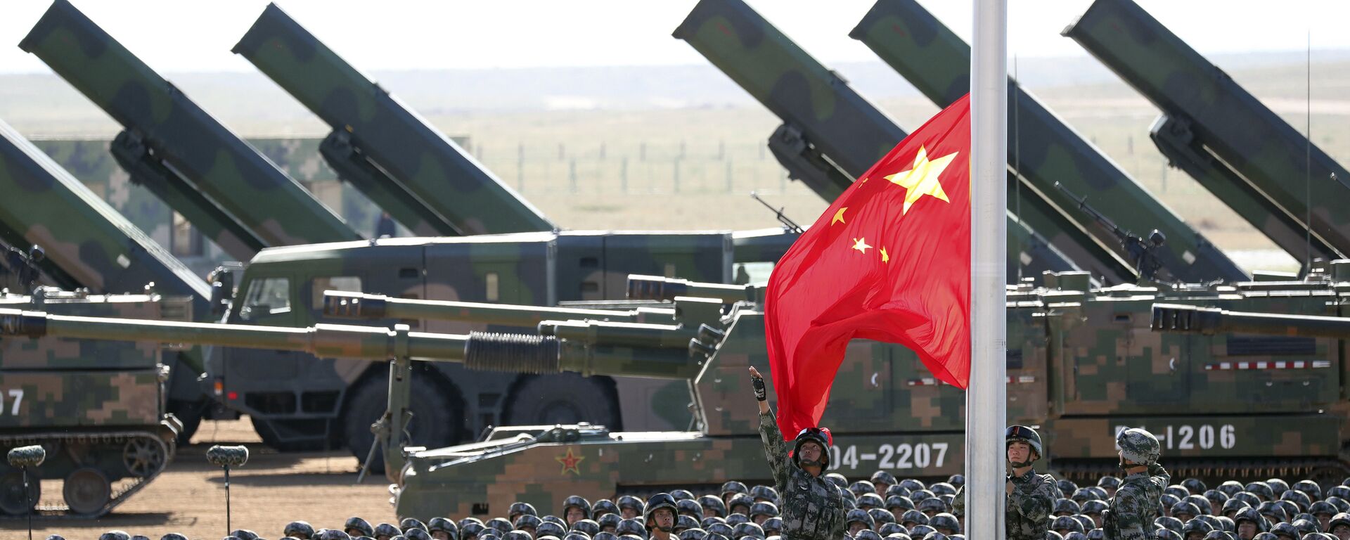 Nesta foto divulgada pela agência de notícias Xinhua da China, as tropas do Exército de Libertação Popular chinesa (ELP) realizam uma cerimônia de levantamento de bandeira para um desfile militar para comemorar o 90º aniversário da fundação do ELP na 1º Base de treinamento de Zhurihe na região autônoma da Mongólia Interior do Norte da China, 30 de julho de 2017 - Sputnik Brasil, 1920, 02.09.2023