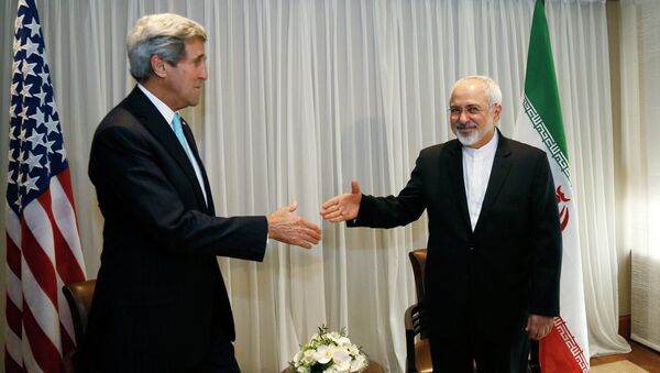 O Secretário do Estado John Kerry, à esquerda, e o chanceler iraniano Mohammad Javad Zarif - Sputnik Brasil