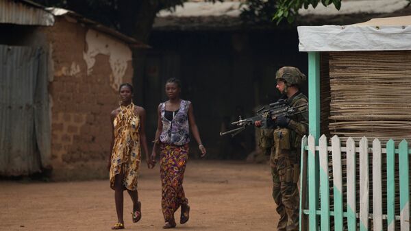 Mulheres andam de mãos dadas perto de soldado francês na República Centro-Africana (foto de arquivo) - Sputnik Brasil