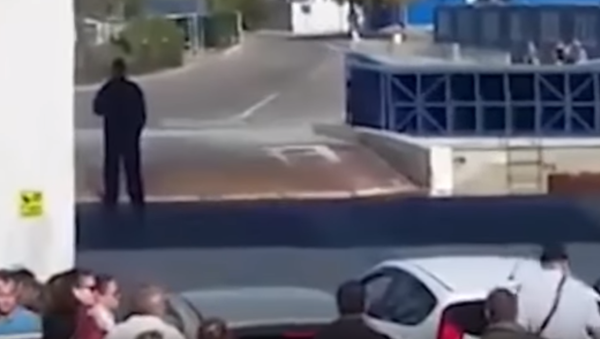 Pressa leva ao fracasso: o incômodo momento de um motorista na Crimeia - Sputnik Brasil