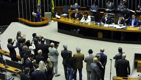 Dep. Mariana Carvalho (PSDB-RO) faz a leitura da denúncia do Ministério Público Federal contra o presidente Michel Temer (Arquivo) - Sputnik Brasil