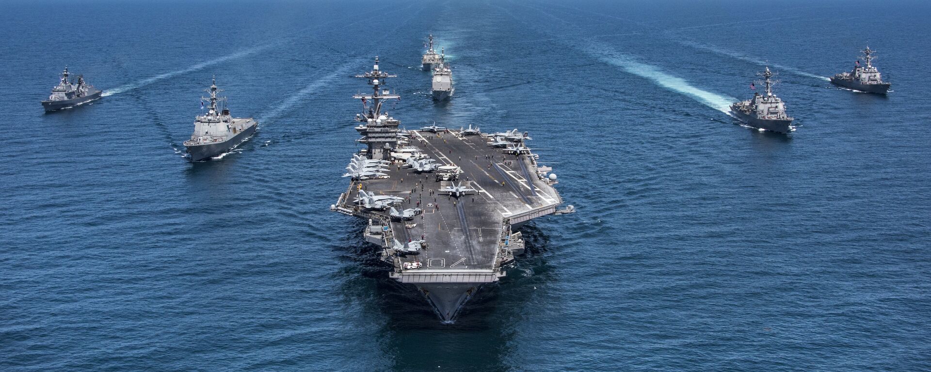 In this image released by the U.S. Navy, the aircraft carrier USS Carl Vinson, flanked by South Korean destroyers, from left, Yang Manchun and Sejong the Great, and the U.S.Navy's Wayne E. Meyer and USS Michael Murphy, transit the western Pacific Ocean Wednesday, May 3, 2017. - Sputnik Brasil, 1920, 24.01.2022