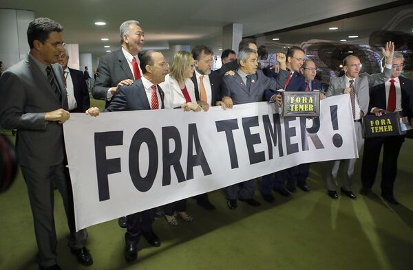 Deputados da oposição exibem cartaz pedindo a saída do atual chefe de Estado - Sputnik Brasil