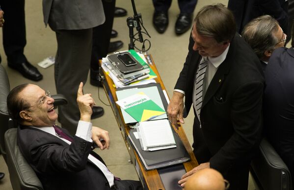 Paulo Maluf (PP-SP) se diverte durante votação do futuro de Michel Temer na Câmara - Sputnik Brasil