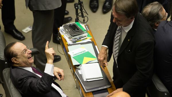 Paulo Maluf (PP-SP) se diverte durante votação do futuro de Michel Temer na Câmara - Sputnik Brasil