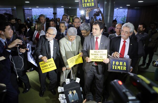 Deputados usam pressão popular para pedir a saída de Temer da presidência - Sputnik Brasil