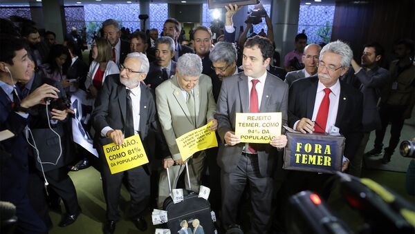 Deputados usam pressão popular para pedir a saída de Temer da presidência - Sputnik Brasil