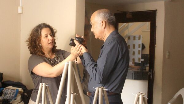 Professora Janaina ensinando técnicas de fotografia para um aluno cego - Sputnik Brasil
