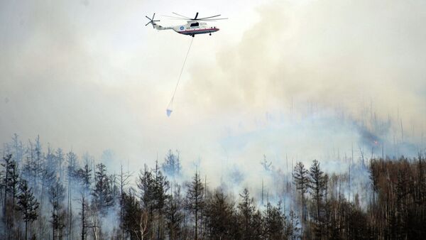 Helicóptero do Ministério para Situações de Emergência russo extinguindo incêndios florestais na Sibéria - Sputnik Brasil