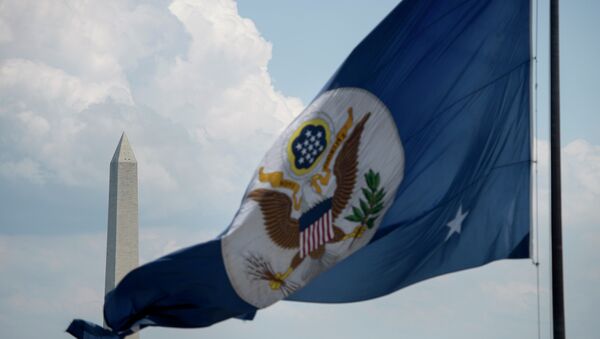 The Washington Monument is seen beyond the US State Department's flag June 30, 2015 in Washington, DC - Sputnik Brasil