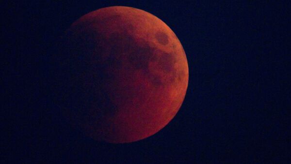 Lua de Sangue no céu de Moscou em 15 de junho de 2011 - Sputnik Brasil