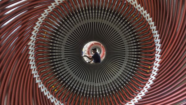 Oleg Glebov, construtor de máquinas elétricas, trabalha com um estator de um gerador de energia na usina de Erfurt, Alemanha, em 12 de abril de 2016 - Sputnik Brasil