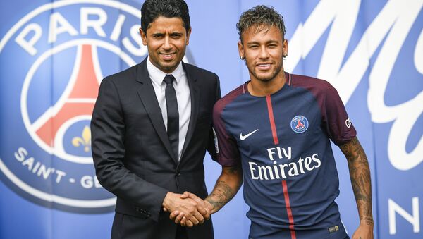 Dono do Paris Saint-Germain, Nasser al-Khelaifi, ao lado de Neymar durante a apresentação do atacante brasileiro em Paris - Sputnik Brasil