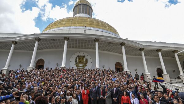 Novos membros da Assembleia Nacional Constituinte posam em frente ao Congresso - Sputnik Brasil