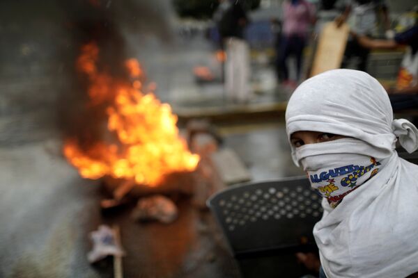 Manifestante constrói barricada durante protesto contra o governo do presidente da Venezuela, Nicolas Maduro, em Caracas, Venezuela, 4 de agosto de 2017. - Sputnik Brasil
