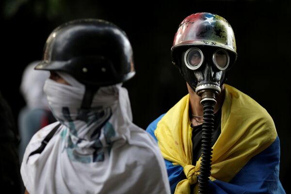 Manifestantes durante manifestação contra o governo do presidente da Venezuela, Nicolas Maduro, em Caracas - Sputnik Brasil