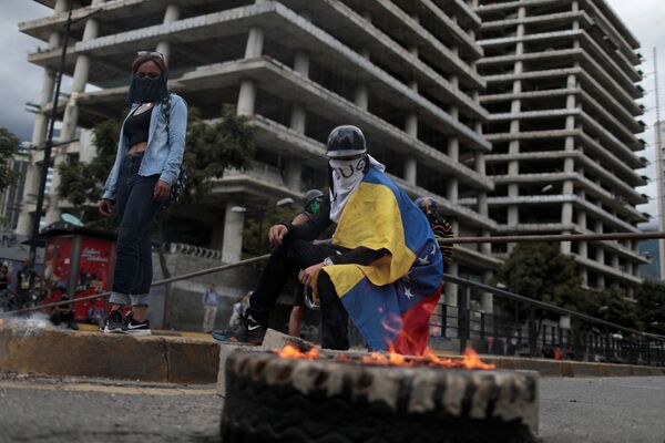 Manifestantes criam barricadas enquanto se reúnem contra o governo do presidente da Venezuela, Nicolas Maduro, em Caracas, Venezuela, 4 de agosto de 2017. - Sputnik Brasil