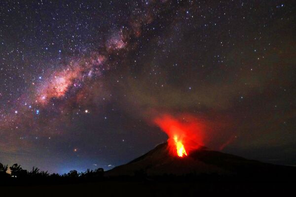 Uma explosão do vulcão Sinabung em Sumatra Setentrional, na Indonésia - Sputnik Brasil