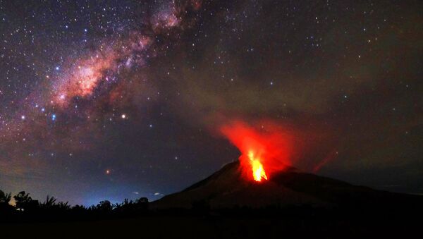 Uma explosão do vulcão Sinabung em Sumatra Setentrional, na Indonésia - Sputnik Brasil