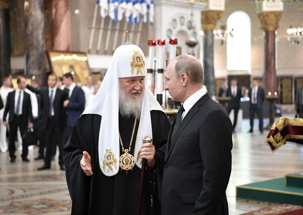 O patriarca de Moscou e de toda a Rússia Kirill e o presidente russo, Vladimir Putin, durante uma visita à Catedral de São Nicolau dos Navegantes, em São Petersburgo, no Dia da Marinha - Sputnik Brasil