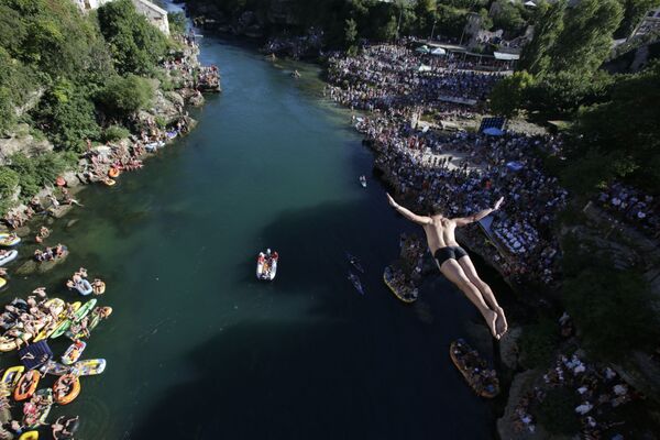 Um mergulhador salta durante o festival anual de saltos da ponte de Mostar, na Bósnia e Herzegovina - Sputnik Brasil