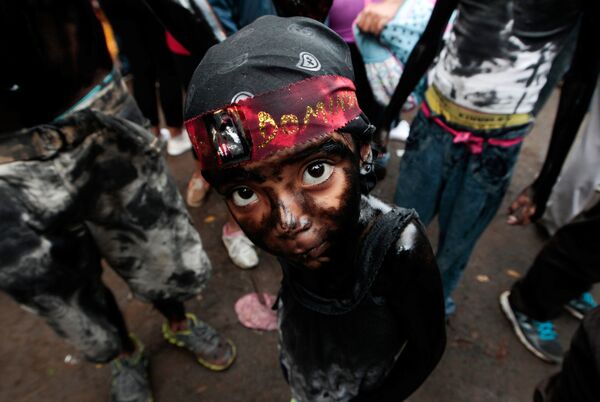 Uma menina coberta de óleo de máquina durante os festejos em homenagem ao patrono local, São Domingos de Gusmão, na Nicarágua - Sputnik Brasil