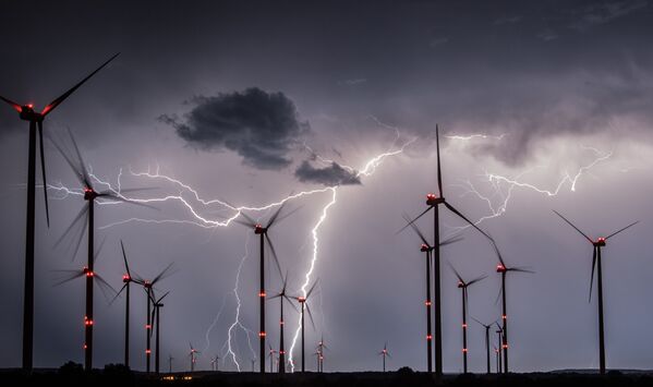 Relâmpagos cruzam o céu por cima dos moinhos de vento de um parque eólico no leste da Alemanha - Sputnik Brasil