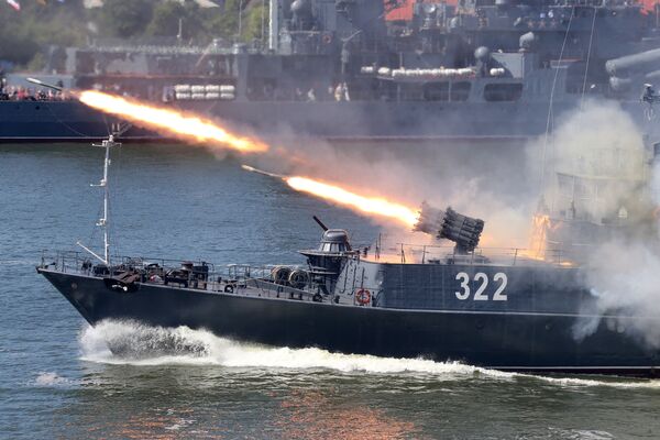 Uma instalação de lançamento de bombas a jato RBU-6000 no navio antissubmarino pequeno Cabardino-Balcária da Frota do Báltico durante o Dia da Marinha russo, na cidade de Baltiysk - Sputnik Brasil