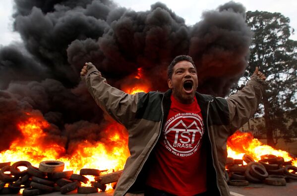 Membro do Movimento dos Trabalhadores Rurais Sem Terra (MST) grita durante um protesto contra o presidente Michel Temer, em São Paulo - Sputnik Brasil