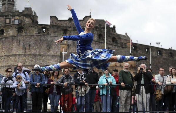 A dançarina Elayne Seaton, do clube Tattoo Dance Company, se apresenta junto ao Palácio de Edimburgo no âmbito da Parada Real de Orquestras Militares escocesa - Sputnik Brasil