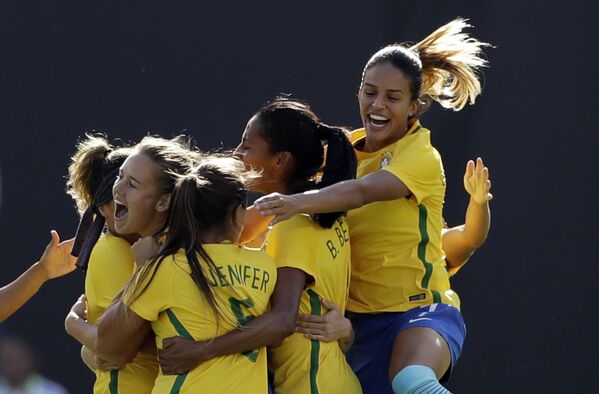 Equipe feminina brasileira de futebol festeja um gol durante a partida contra os EUA no Torneio das Nações, na cidade americana de São Diego - Sputnik Brasil