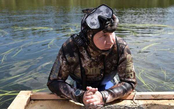 Vladimir Putin de traje de mergulho antes de submergir em um lago de montanha na república de Tuva - Sputnik Brasil