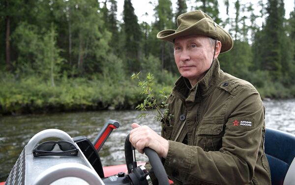 Vladimir Putin dirige um barco a motor russo durante passeio por um dos lagos de montanha, na república de Tuva, durante suas breves férias de verão - Sputnik Brasil