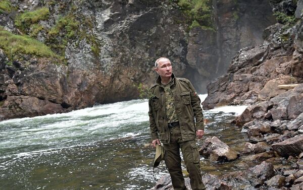 O líder russo perto de um rio de montanha na república de Tuva - Sputnik Brasil