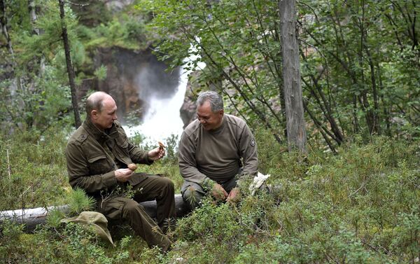 O presidente russo Vladimir Putin e o ministro da Defesa Sergei Shoigu passeiam pelas montanhas na república de Tuva - Sputnik Brasil