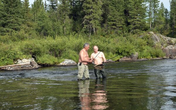 O presidente russo Vladimir Putin e o ministro da Defesa Sergei Shoigu pescam em um dos lagos de montanha na república de Tuva - Sputnik Brasil