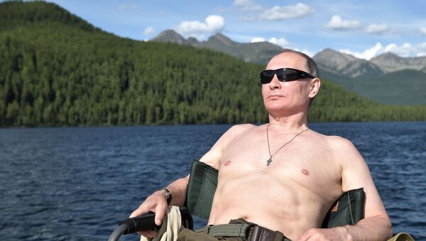 Vladimir Putin toma banhos de sol durante a pesca na cascata de lagos de montanha na república de Tuva - Sputnik Brasil