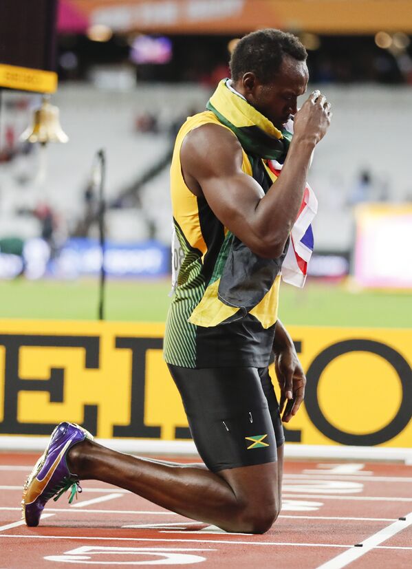 Usain Bolt da Jamaica se ajoelha após a corrida. - Sputnik Brasil